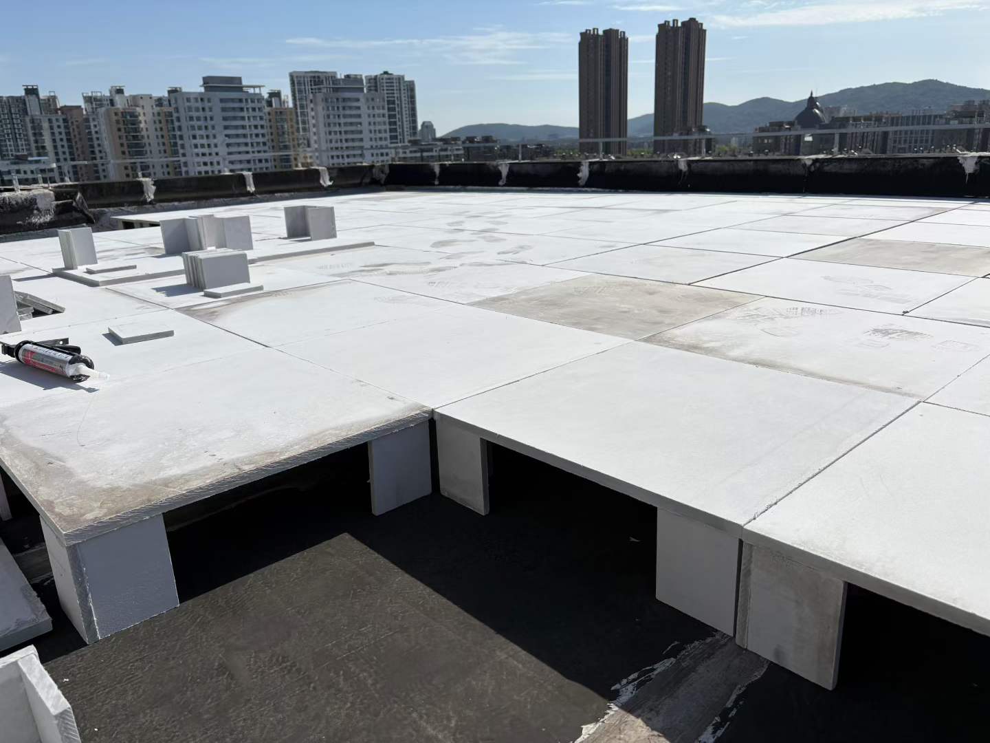 住顶楼夏天太热怎嘛办？宏丽板业隔热系统，3大系列总有一款适合你！早装早享受，还能省电费。